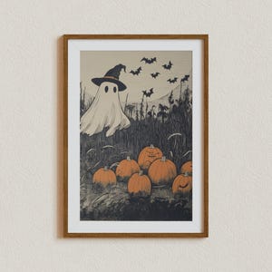 Puede incluir: Un estampado enmarcado con tem&aacute;tica de Halloween que presenta un fantasma con sombrero de bruja, calabazas naranjas y murci&eacute;lagos volando en el cielo. La obra de arte es de estilo vintage con una paleta de colores apagados.