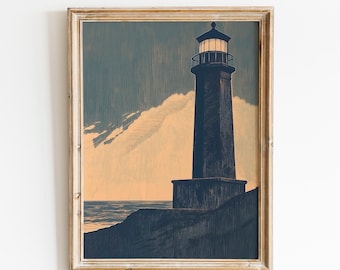 Puede incluir: Impresión enmarcada de un faro en una costa rocosa. El faro oscuro tiene una linterna iluminada, sobre un cielo con nubes y una puesta de sol. La obra de arte es de estilo xilografía vintage.