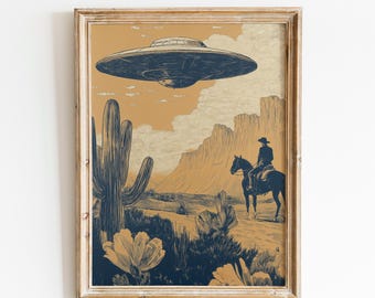 Könnte beinhalten: Gerahmter Kunstdruck mit einer Wüstenlandschaft, einem Cowboy auf einem Pferd und einem UFO darüber. Das Kunstwerk verwendet eine Farbpalette aus Beige, Blau und Creme. Ein großer Kaktus und Wüstenblumen befinden sich im Vordergrund.