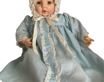 Vintage 1966 Baby Doll 17” Victoria Madame Alexander collectible Toy
