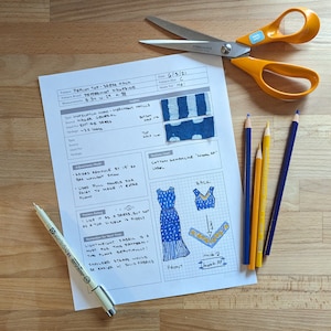 Op de afbeelding: Een naaipatroon voor een peplum top of jurk met een blauw-wit gestreept stofstaal. Het patroon bevat instructies voor aanpassingen, stofadviezen en een beoordeling van het patroon. Het patroon is gelabeld met "Peplum Top - Dress Hack" en "Peppermint Magazine".