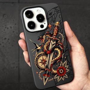Op de afbeelding: Een zwarte smartphonehoes met een gedetailleerde grafische illustratie van een kronkelende slang rond een dolk, vergezeld door een kompas, een zwaluw en een rode bloem. Het ontwerp bevat elementen in een traditionele tattoo-stijl.