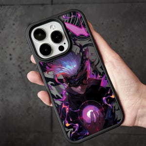 Op de afbeelding: Zwarte telefoonhoes met een levendige illustratie in anime-stijl. Het ontwerp toont een personage met paars en blauw haar, dat een gloeiende bol vasthoudt, tegen een donkere achtergrond. De hoes heeft een zwarte rand en een camera-uitsparing.