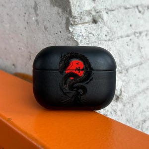 赤い太陽の侍AirPodsケース、龍のスタイルAirPods Proエコレザー、AirPods 2 3 4 Pro/Pro 2/Pro 3用日本美術AirPodsカバー
