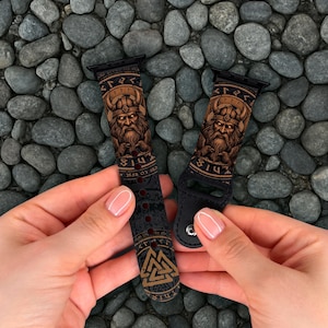 Cinturino per Apple Watch Series 11 Viking Warrior da 40, 41 e 42 mm, cinturino per iWatch in pelle vegana con rune norrene da 44, 46, 49 mm, cinturino per orologio con mitologia nordica