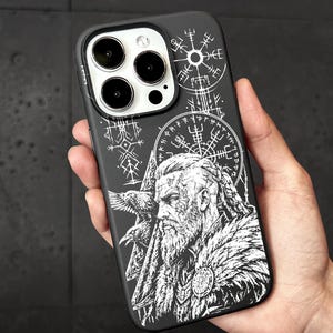 Funda para iPhone 17 Pro Max con diseño de guerrero vikingo, funda para teléfono con brújula y cuervo nórdico para iPhone 16 y Samsung S26 Ultra Pixel.
