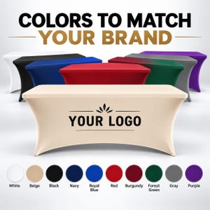 Peut inclure: Une collection de nappes extensibles rectangulaires de différentes couleurs unies, dont blanc, beige, noir, marine, bleu roi, rouge, bordeaux, vert forêt, gris et violet. La nappe beige au premier plan porte le texte noir YOUR LOGO.