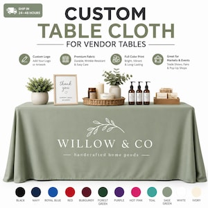 Könnte beinhalten: Eine salbeigrüne, individuell gestaltbare Tischdecke mit dem weißen Schriftzug WILLOW & CO handcrafted home goods und einem Blattmotiv. Das Arrangement umfasst ein Dankeschild, einen Korb mit Kerzen, eine Pflanze, drei Pumpflaschen und Seifen.