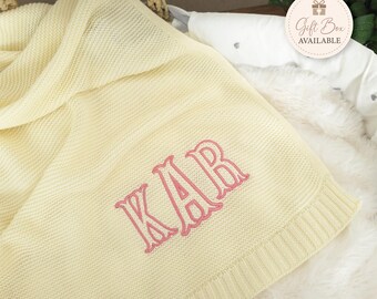 Personalisierte Babydecke mit Namen bestickt ist ein perfektes Baby Shower Geschenk für Neugeborene