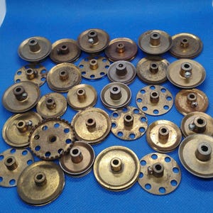 Puede incluir: Una taza de cerámica blanca con un asa negra y el texto "But First, Coffee" en negrita negra. La taza está sobre una superficie blanca.