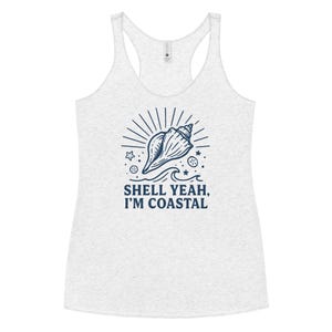 Op de afbeelding: Lichtgrijs tanktop met een marineblauwe afbeelding van een zeeschelp, zonnestralen, sterren en de tekst "SHELL YEAH, I'M COASTAL". De tanktop heeft een racerback-ontwerp.