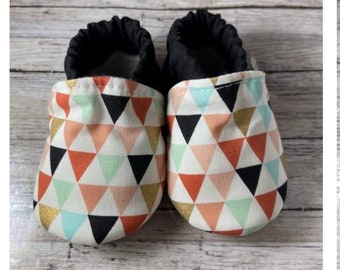 Chaussures multicolores triangles bébé, pantoufles pour bébé, Moccs bébé, chaussures de lit