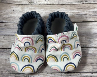 Pastel Gray Rainbows Baby Shoes, Pantoufles pour bébé, Baby Moccs, Crib Shoes