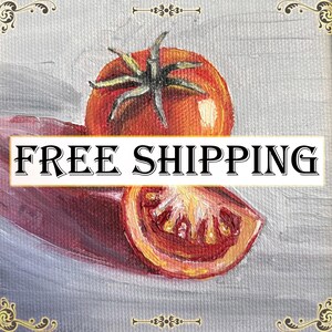 Pu&ograve; includere: Dipinto a olio di un pomodoro rosso maturo e una fetta di pomodoro. L'opera mette in risalto i colori vivaci e i dettagli del frutto. Il testo "FREE SHIPPING" &egrave; visualizzato sull'immagine.