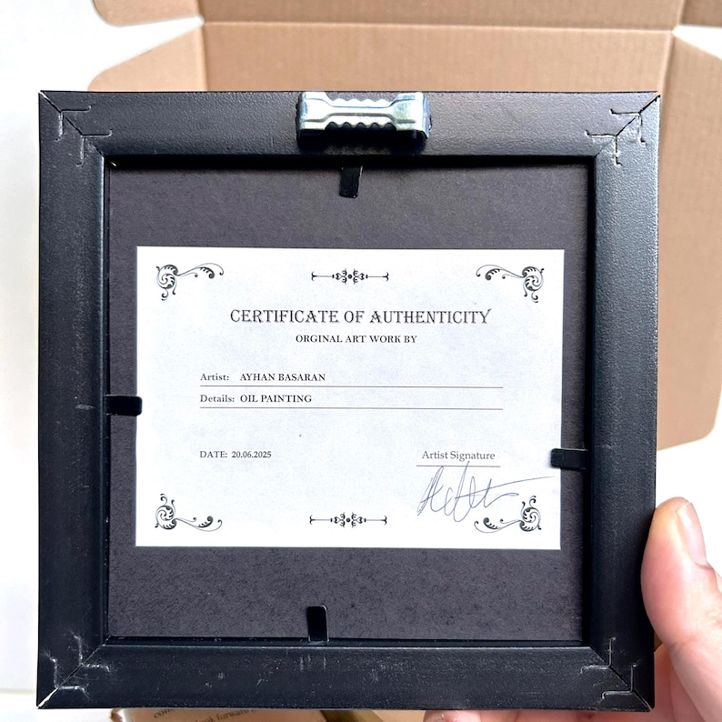 Pu&ograve; includere: Certificato di autenticit&agrave; con cornice nera per un dipinto a olio di Ayhan Basaran, datato 20 giugno 2025. Il certificato &egrave; esposto su sfondo nero.