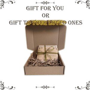 Pu&ograve; includere: Una scatola regalo di cartone marrone con la scritta "GIFT FOR YOU OR GIFT TO YOUR LOVED ONES". All'interno, un pacco avvolto e legato con un nastro verde poggia su carta sminuzzata. La scatola &egrave; aperta, rivelando il suo contenuto.