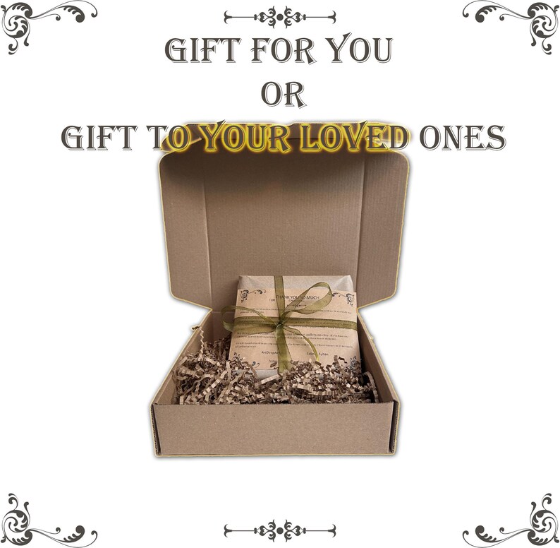 Pu&ograve; includere: Una scatola regalo di cartone marrone con la scritta "GIFT FOR YOU OR GIFT TO YOUR LOVED ONES". All'interno, un pacco avvolto e legato con un nastro verde poggia su carta sminuzzata. La scatola &egrave; aperta, rivelando il suo contenuto.