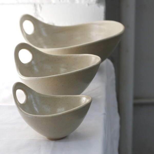 Serving Bowls - Natural Cream Speckle Wave Bowl with Handle - Nesting Bowls