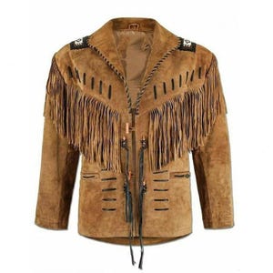 Könnte beinhalten: Braune Wildlederjacke mit Fransen an Ärmeln und Brust. Die Jacke hat dekorative Nähte und Perlenarbeiten an den Schultern. Sie hat einen klassischen Western-Stil mit Kragen und Knopfverschluss.
