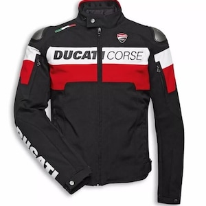Könnte beinhalten: Schwarze Motorradjacke mit roten und weißen Akzenten. Auf der Brust steht "DUCATI CORSE" und auf dem Ärmel "DUCATI". Inklusive Schulterpanzerung und einem kleinen italienischen Flaggenaufnäher.