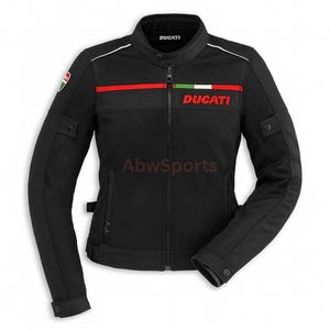 Puede incluir: Chaqueta de moto negra con diseño de malla, con rayas rojas y verdes y el logo "DUCATI". La chaqueta tiene cuello alto, cierre de cremallera y bolsillos. El logo de Ducati está en el pecho y la manga izquierda.