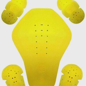 Pode incluir: Um conjunto de almofadas de prote&ccedil;&atilde;o para motocicletas amarelo brilhante, incluindo um protetor de costas e quatro protetores menores para cotovelos ou joelhos. As almofadas t&ecirc;m um design perfurado para ventila&ccedil;&atilde;o e provavelmente s&atilde;o feitas de um material dur&aacute;vel e resistente a impactos.