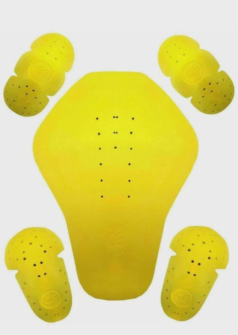 Pode incluir: Um conjunto de almofadas de prote&ccedil;&atilde;o para motocicletas amarelo brilhante, incluindo um protetor de costas e quatro protetores menores para cotovelos ou joelhos. As almofadas t&ecirc;m um design perfurado para ventila&ccedil;&atilde;o e provavelmente s&atilde;o feitas de um material dur&aacute;vel e resistente a impactos.