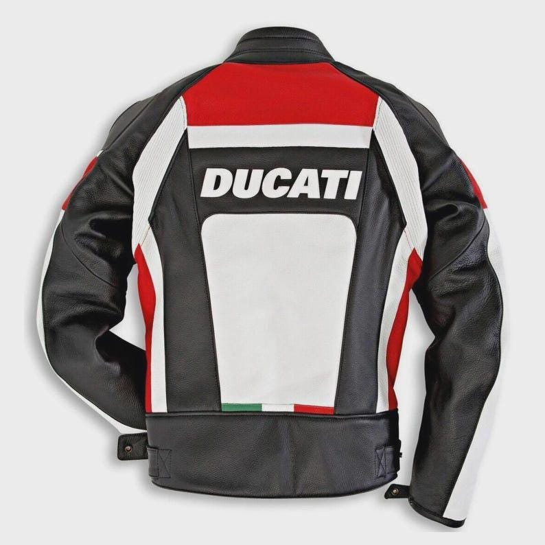 Pode incluir: Casaco de motociclista em couro preto, vermelho e branco com a palavra "DUCATI" nas costas. O casaco tem gola alta, listras brancas nas mangas e pain&eacute;is vermelhos e brancos nas costas.