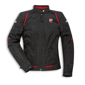 Può includere: Giacca da moto nera con dettagli rossi. Presenta un colletto rialzato, una cerniera a tutta lunghezza e il logo Ducati sul petto. La giacca ha strisce rosse sulle spalle e sulle maniche e una fodera rossa. Realizzata in tessuto a rete.