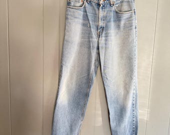 Calça jeans Levi's 550 Relaxed Fit masculina, tamanho 34x32, lavagem clara, azul denim, estilo anos 2000, fabricada nos EUA, código 0202