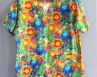 Cottonality Vintage 90s Celestial Sun Moon Star Uniforme Médico de Algodón Colorido Whimsigoth
