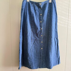 Falda midi de lino y algodón con botones frontales completos, talle alto, estilo playero.