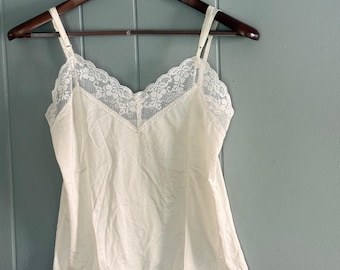 Top de tirantes vintage color marfil con encaje de nailon, talla M, años 60 y 70, estilo coqueto, balletcore, romántico.