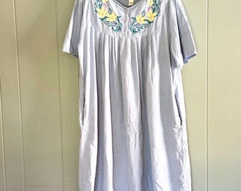 VTG-Ausdrücke Blaue Baumwolle besticktes Blumenhauskleid Muumuu Plus Size 1X