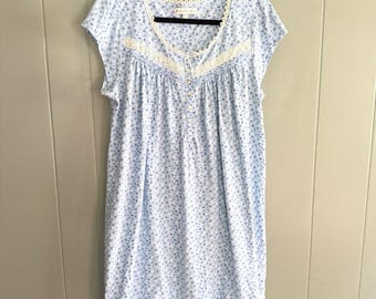 Camisón vintage Eileen West azul de algodón con estampado floral, ribete de encaje y volantes, estilo cottagecore, suave, talla L.