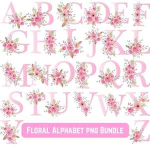 Pode incluir: Um pacote PNG de alfabeto floral rosa. Cada letra do alfabeto é exibida em um tom rosa suave, adornada com delicados arranjos florais em tons de rosa, pêssego e verde. O texto "FLORAL ALPHABET PNG BUNDLE" está na parte inferior.