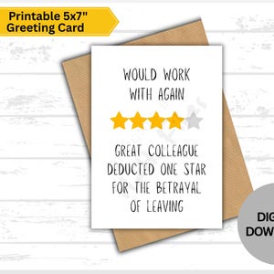 以下が含まれることがあります： 「WOULD WORK WITH AGAIN」と「GREAT COLLEAGUE DEDUCTED ONE STAR FOR THE BETRAYAL OF LEAVING」というテキストが書かれた白いグリーティングカード。カードの評価は5つ星のうち4つです。カードは茶色の封筒に入っています。「DIGITAL DOWNLOAD」という文字が灰色の円に書かれています。