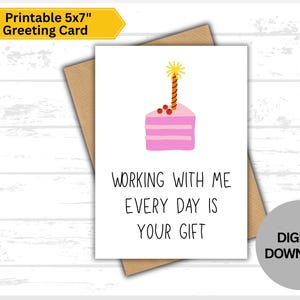 Carte de bureau numérique amusante – « Vous travaillez avec moi, c'est votre cadeau » – Cadeau d'anniversaire pour collègue à imprimer, humour au bureau, téléchargement immédiat