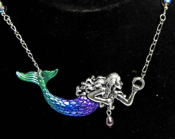 Collar de sirena Art Nouveau: cola iridiscente pintada a mano, perla de agua dulce
