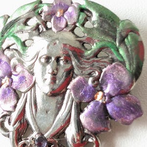 Jugendstil Brosche: Silberne Göttin, Anstecknadel mit violetter Blüte