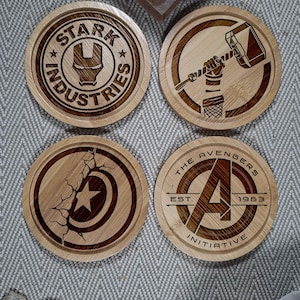 Set med 4 träunderlägg med Marvel-karaktärsemblem - Avengers - Iron Man - Thor - Captain America - Avengers: Doomsday