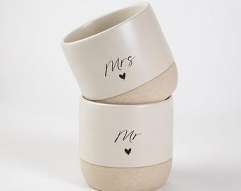 Set di tazze personalizzate "Mr. and Mrs.", regalo di nozze con incisione, vassoio opzionale, in ceramica artigianale, formato latte da 180 ml.