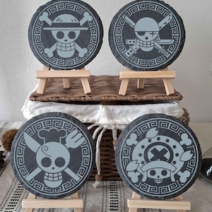 Set di 4 sottobicchieri in ardesia One Piece + supporti | Sottobicchieri per bevande | Sottobicchieri incisi | Regalo di compleanno |