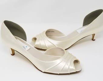 Ivoren trouwschoenen Ivoren bruidsschoenen Ivoren kitten heels Meer dan 100 kleuren om uit te kiezen Ivoren bruidsmeisjesschoenen
