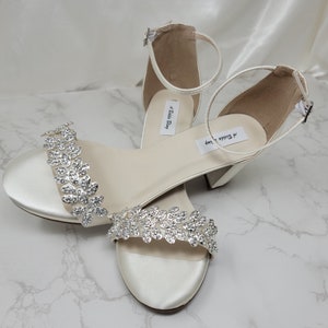 Zapatos de novia color marfil con diseño de cristales brillantes y tacones gruesos color marfil. Zapatos de boda con tacón de bloque color marfil. MÁS DE 100 COLORES. Tacones de novia color marfil.