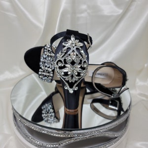 Schwarze Block Heels Kristall und Perle Design 100 FARBEN Schwarze Trachtenschuhe Schwarze Braut Sandalen mit Chunky Absatz Schwarze Heels mit Bling