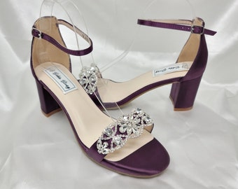 Zapatos de novia morados berenjena con apliques de cristal
