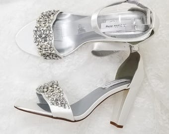 Zapatos de novia de tacón de bloque blanco con diseño de cristales y perlas Zapatos de boda de tacón de bloque blanco Sandalias de novia blancas Sandalias de boda blancas