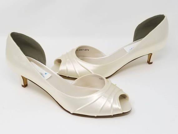 ivory bridal shoes kitten heel