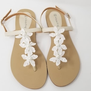 Sandalias de novia de color marfil con flores Sandalias de novia de color marfil con flores Zapatos de boda de color marfil Sandalias de boda de destino Sandalias de boda de playa